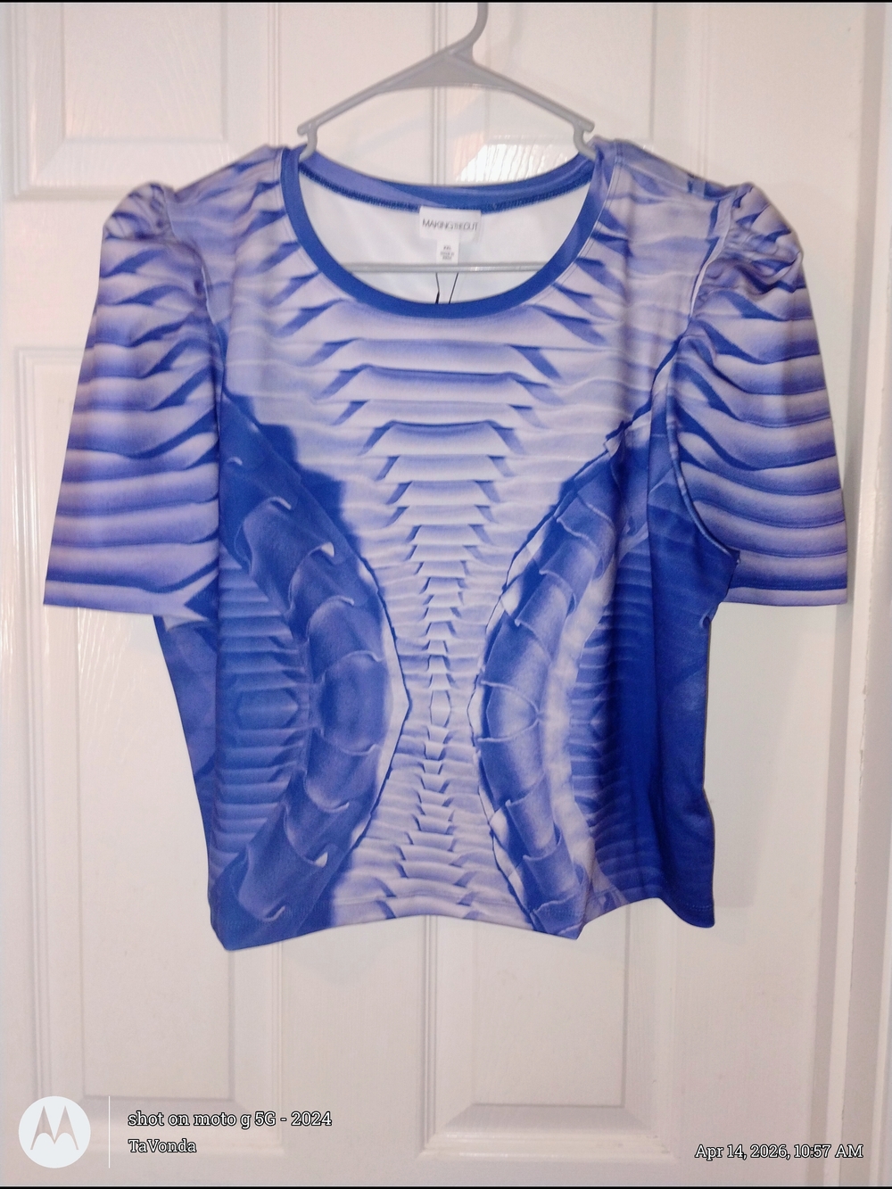 ❤️Making the Cut Blue Abstract Crop Top PTP 20-22" - Picture 3 of 3